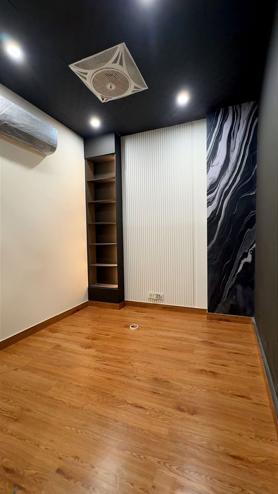 Modern Herringbone & Oak Wood Laminate Flooring | Decorea Home